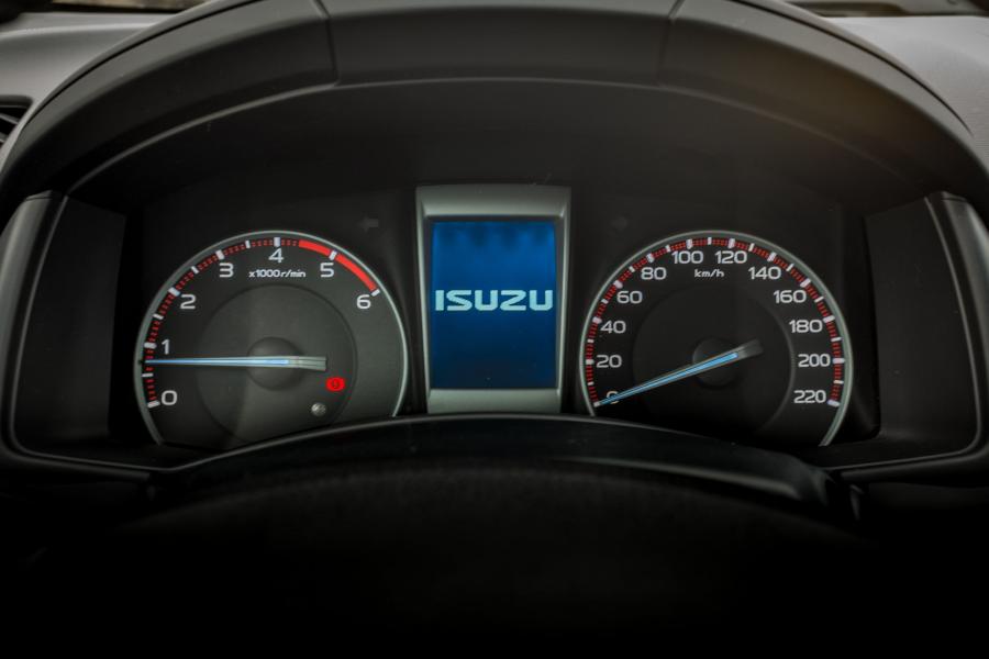  Isuzu D-Max Katana 2015 года  (фото 4 из 15)